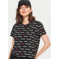 Koszulka z napisami - Czarny. Czarne t-shirty damskie Cropp, z napisami. Za 29.99 zł.
