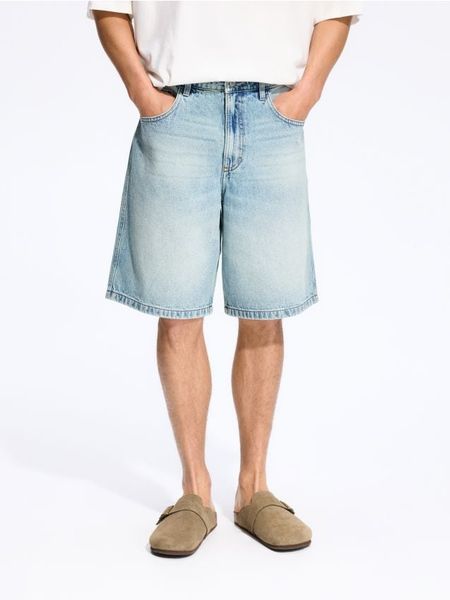 Jeansowe szorty baggy - niebieski. Niebieskie szorty męskie Reserved, bez wzorów, z denimu. Za 139.99 zł.