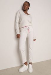 Białe Jeansy z Bawełną i Wiskozą o Kroju Mom Fit z Apaszką i Paskiem Hetirae. Białe jeansy damskie Born2be, bez wzorów, z bawełny, eleganckie. Za 109.99 zł.