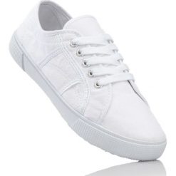 Sneakersy bonprix biały. Białe obuwie sportowe damskie bonprix, bez wzorów, tenisowe. Za 54.99 zł.
