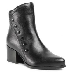 Botki Lasocki. Czarne botki damskie Lasocki, bez obcasa, na słupku, bez zapięcia. Za 147.99 zł.