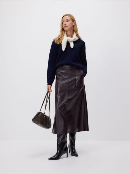 Wełniany sweter polo - granatowy. Niebieskie swetry damskie Reserved, l, bez wzorów, z wełny, bez kołnierzyka, bez ramiączek, bez kaptura. W wyprzedaży za 139.99 zł.
