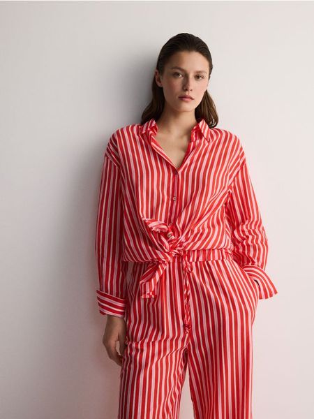 Bawełniana koszula oversize - wielobarwny. Koszule damskie Reserved, l, bez wzorów, z bawełny, bez kołnierzyka, bez ramiączek. W wyprzedaży za 59.99 zł.