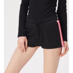 Dresowe szorty z wysokim stanem - Czarny. Szorty damskie marki Sinsay. Za 39.99 zł.