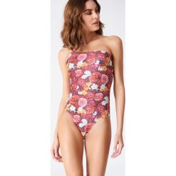 NA-KD Swimwear Strój jednoczęściowy na jedno ramię - Multicolor. Kostiumy jednoczęściowe damskie marki NA-KD Swimwear. W wyprzedaży za 40.18 zł.