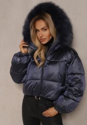 Granatowa Pikowana Kurtka o Krótkim Kroju z Kapturem Ozdobionym Odpinanym Futrem Vamiana. Niebieskie kurtki damskie Renee, l, bez wzorów, z futra, z kapturem. Za 279.99 zł.