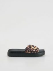 Klapki ze zwierzęcym wzorem - wielobarwny. Klapki damskie Reserved, bez wzorów, ze skóry, bez obcasa. W wyprzedaży za 69.99 zł.