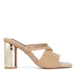 Klapki Nine West. Brązowe klapki damskie Nine West, bez wzorów, bez obcasa. Za 119.99 zł.