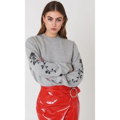 NA-KD Bluza z wyszywanymi różami na rękawach - Grey. Szare bluzy damskie NA-KD, z bawełny. Za 133.95 zł.