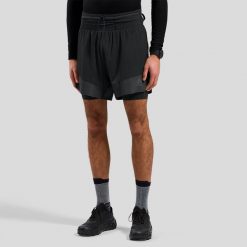 Spodenki męskie Odlo 2-in-1 short X-ALP TRAIL 5 INCH. Czarne krótkie spodenki sportowe męskie Odlo, m, bez wzorów, z elastanu, do biegania. Za 346.49 zł.
