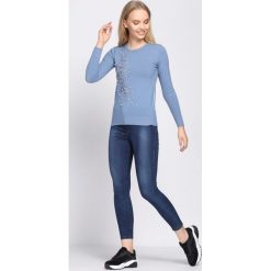 Niebieski Sweter Pearly. Niebieskie swetry damskie marki Born2be, na jesień. Za 59.99 zł.