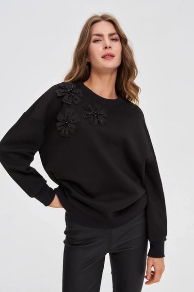 Bluza z aplikacją czarna. Czarne bluzy damskie MOODO, l, z aplikacjami, z bawełny, bez kaptura. W wyprzedaży za 48.99 zł.