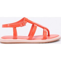 Melissa - Sandały Caribe Verao + Salinas. Brązowe klapki damskie Melissa, bez wzorów, z gumy, bez obcasa, na płaskiej podeszwie, bez zapięcia. W wyprzedaży za 139.90 zł.