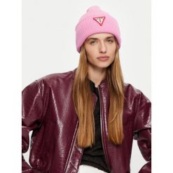 Czapka Guess. Czerwone czapki i kapelusze damskie Guess, na zimę, z aplikacjami. Za 209.99 zł.