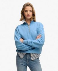 Superdry Damski sweter z półzamkiem Essential Logo z haftem – BLUEBELL. Niebieskie swetry damskie Superdry., bez wzorów, z bawełny, bez kołnierzyka, bez ramiączek, bez kaptura. Za 250.50 zł.