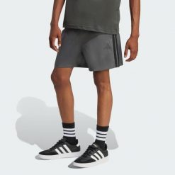 Szorty Essentials 3-Stripes Chelsea. Czarne krótkie spodenki sportowe męskie Adidas, xl, bez wzorów, z materiału, na fitness i siłownię. Za 172.00 zł.