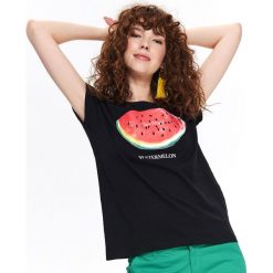 T-SHIRT KRÓTKI RĘKAW DAMSKI Z NADRUKIEM. Czarne t-shirty damskie TOP SECRET, bez wzorów, z dzianiny, bez kołnierzyka. W wyprzedaży za 39.99 zł.