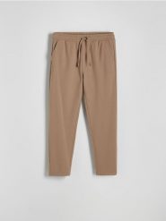 Spodnie jogger z wiskozą - brązowy. Brązowe spodnie materiałowe męskie Reserved, l, bez wzorów, z tkaniny. W wyprzedaży za 39.99 zł.