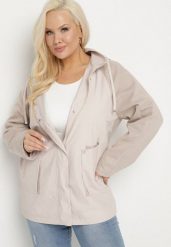 Jasnobeżowa Kurtka Wiatrówka z Odpinanym Kapturem i Ściągaczami Arseli. Brązowe kurtki damskie Born2be, plus size, bez wzorów, z jeansu. Za 209.99 zł.