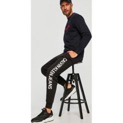 Calvin Klein Jeans - Spodnie. Czarne spodnie materiałowe męskie Calvin Klein Jeans, l, bez wzorów, z bawełny, casualowe. W wyprzedaży za 219.90 zł.
