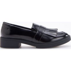 Mokasyny w frędzlami - Czarny. Mokasyny damskie marki Nessi. W wyprzedaży za 49.99 zł.
