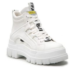 Trzewiki Buffalo. Białe botki damskie Buffalo, bez obcasa, na płaskiej podeszwie, bez zapięcia. Za 599.99 zł.