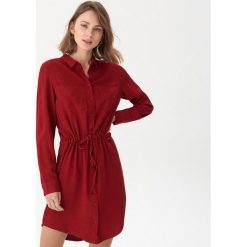Koszulowa sukienka z wiązaniem - Bordowy. Sukienki damskie marki House. W wyprzedaży za 49.99 zł.