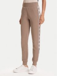 Guess Spodnie dresowe V2YB15 KB3P2 Brązowy Regular Fit. Brązowe spodnie dresowe damskie Guess, s, z aplikacjami, z dresówki. Za 279.99 zł.