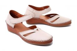 MANITU 910005-81 offwhite, czółenka damskie. Brązowe czółenka damskie Manitu, bez wzorów, ze skóry, bez obcasa, na koturnie, bez zapięcia. Za 173.94 zł.