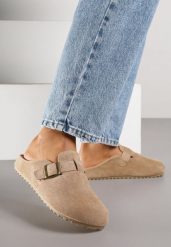 Ciemnobeżowe Klapki Typu Mule z Imitacji Zamszu z Paskiem z Klamerką Anevitta. Brązowe klapki damskie Born2be, bez wzorów, eleganckie, bez obcasa, na płaskiej podeszwie. Za 79.99 zł.