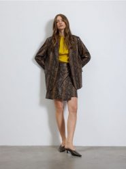 Spódnica mini z imitacji skóry - wielobarwny. Spódnice damskie Reserved, l, bez wzorów, ze skóry, mini, kopertowe. W wyprzedaży za 179.99 zł.