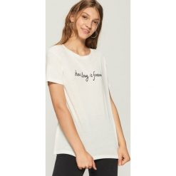 T-shirt z napisem - Kremowy. T-shirty damskie marki Sinsay. Za 14.99 zł.