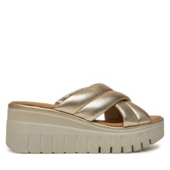 Klapki Tamaris. Żółte klapki damskie Tamaris, bez wzorów, bez obcasa. Za 249.99 zł.