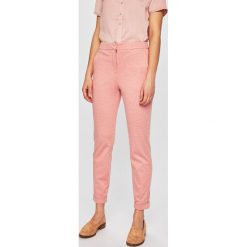 Vero Moda - Spodnie. Czerwone legginsy damskie Vero Moda, bez wzorów, z dzianiny. W wyprzedaży za 129.90 zł.
