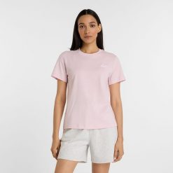 Koszulka damska New Balance WT41509RSG – różowa. Czerwone t-shirty damskie New Balance, m, bez wzorów, z bawełny, eleganckie, bez kołnierzyka. Za 79.99 zł.