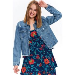CASUALOWA KURTKA JEANSOWA. Niebieskie kurtki damskie TOP SECRET, na lato, bez wzorów, z jeansu, bez kaptura. W wyprzedaży za 79.99 zł.