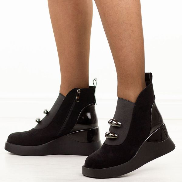 Czarne botki damskie na koturnie DiA 52-106. Czarne botki damskie DiA, na jesień, z gumy, eleganckie, z okrągłym noskiem, bez obcasa, na koturnie, bez zapięcia. Za 369.00 zł.