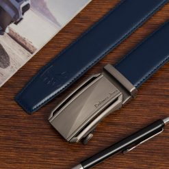 Pasek męski skórzany klamra automatyczna granatowy Beltimore A51 : Kolory - granatowy, Rozmiar pasków - r.110-125 cm. Niebieskie paski damskie bez wzorów, ze skóry, wizytowe. Za 71.40 zł.