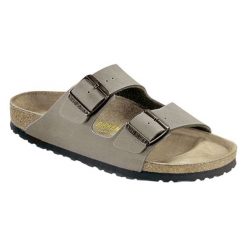 Klapki w kolorze szaro-brązowym. Klapki męskie marki Birkenstock. W wyprzedaży za 259.95 zł.