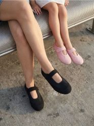 Trampki na rzep - czarny. Czarne trampki i tenisówki damskie Sinsay, bez wzorów, bez zapięcia. Za 49.99 zł.