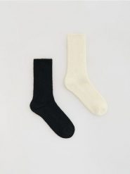 Skarpetki z domieszką wełny 2 pack - czarny. Czarne skarpety damskie Reserved, bez wzorów, z wełny. Za 59.99 zł.