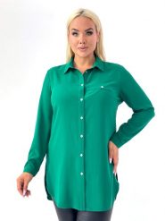 Elegancka zielona koszula z kołnierzykiem PLUS SIZE XXL. Zielone bluzki damskie Nasi partnerzy, plus size, bez wzorów, z poliesteru, eleganckie, bez kołnierzyka, plus size, bez ramiączek. Za 199.90 zł.