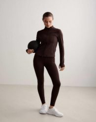 Damskie legginsy z wysokim stanem, squat proof, dla niskich Sense czekoladowe. Brązowe legginsy damskie Aim'n, xs, bez wzorów, z elastanu, z podwyższonym stanem, krótkie, na fitness i siłownię. Za 297.00 zł.