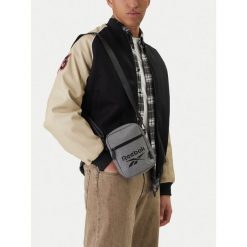 Saszetka Reebok. Szare saszetki męskie Reebok, młodzieżowe, małe. Za 49.99 zł.