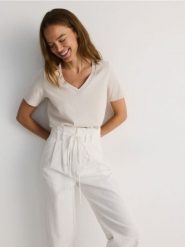 T-shirt regular z dekoltem V - kremowy. Białe t-shirty damskie Reserved, l, bez wzorów, z bawełny, bez kołnierzyka. W wyprzedaży za 25.99 zł.