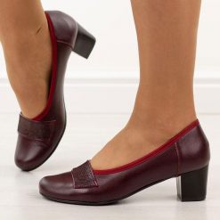 Bordowe skórzane Polskie czółenka damskie na obcasie Gregors 1060. Czerwone czółenka damskie GREGORS, z aplikacjami, ze skóry, biznesowe, z okrągłym noskiem, bez obcasa, na obcasie, bez zapięcia. Za 379.00 zł.