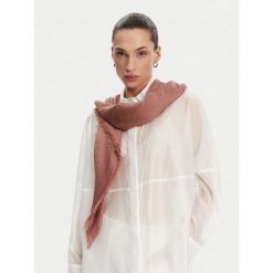 Chusta Calvin Klein. Czerwone szaliki i chusty damskie Calvin Klein, bez wzorów. Za 239.99 zł.