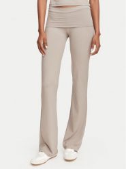 Guess Legginsy V6YB24 K4713 Beżowy ciemny Flare Fit. Brązowe legginsy damskie Guess, xl, z aplikacjami, z syntetyku. Za 264.99 zł.