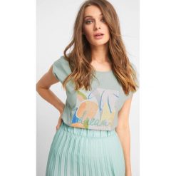 Koszulka z nadrukiem. Zielone t-shirty damskie marki Orsay, bez wzorów, z bawełny, bez kołnierzyka. Za 49.99 zł.