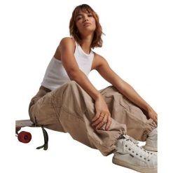 Damskie spodnie spadochronowe typu baggy Superdry. Brązowe spodnie sportowe damskie Superdry., bez wzorów. Za 428.40 zł.